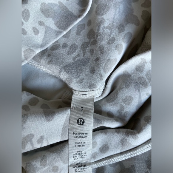 Lululemon Align High-Rise Crop in Cheetah Camo Antique White. SIZE 0 - Picture 2 of 5